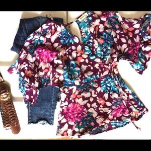 Cute NWOT Monteau Los Angeles Cold Shoulder V-neck Ruffled Sleeves Top, Size S